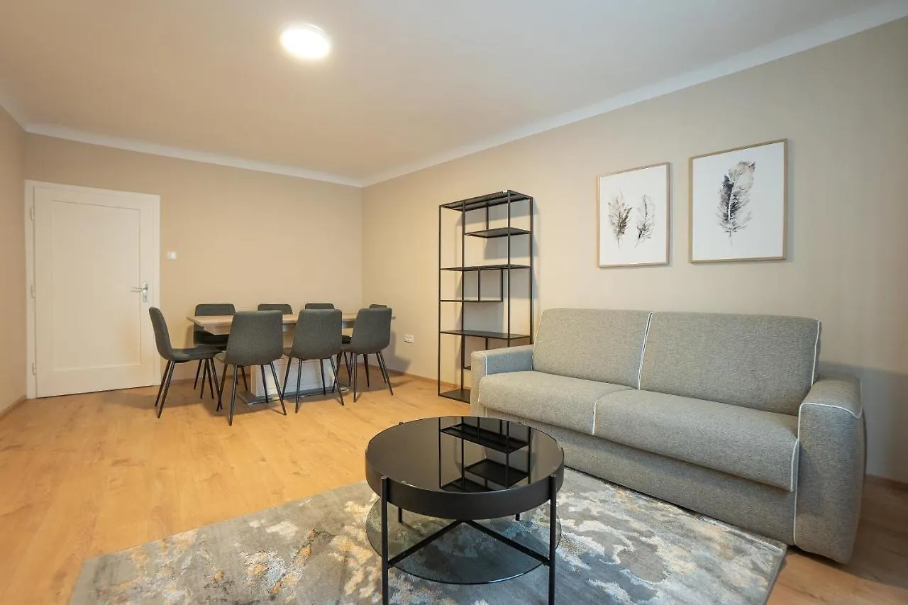 Stephansplatz View: Spacious 2-Bedroom with Balcony Vienna 0*,
