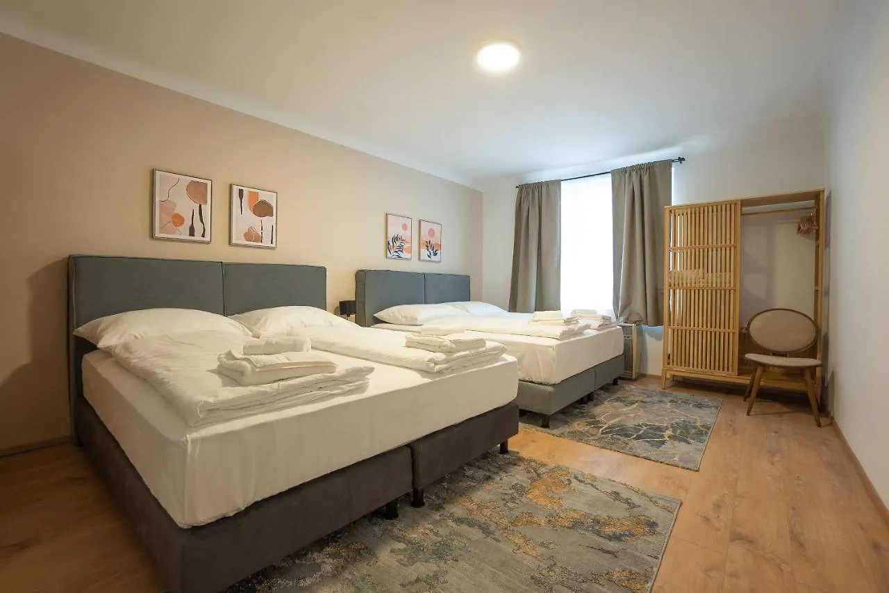 Stephansplatz View: Spacious 2-Bedroom with Balcony Vienna 0*,