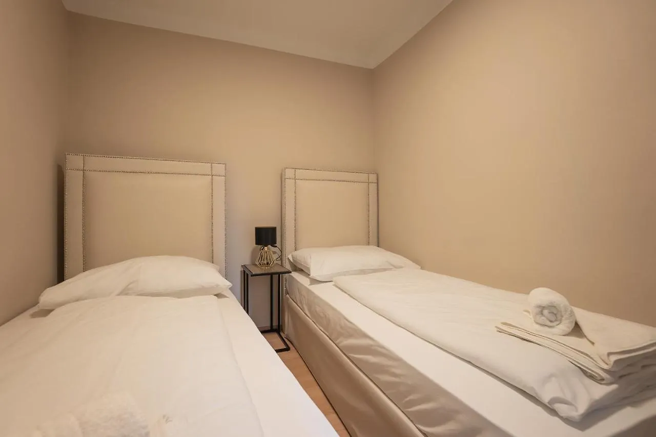 Apartment Stephansplatz View: Spacious 2-Bedroom with Balcony Vienna